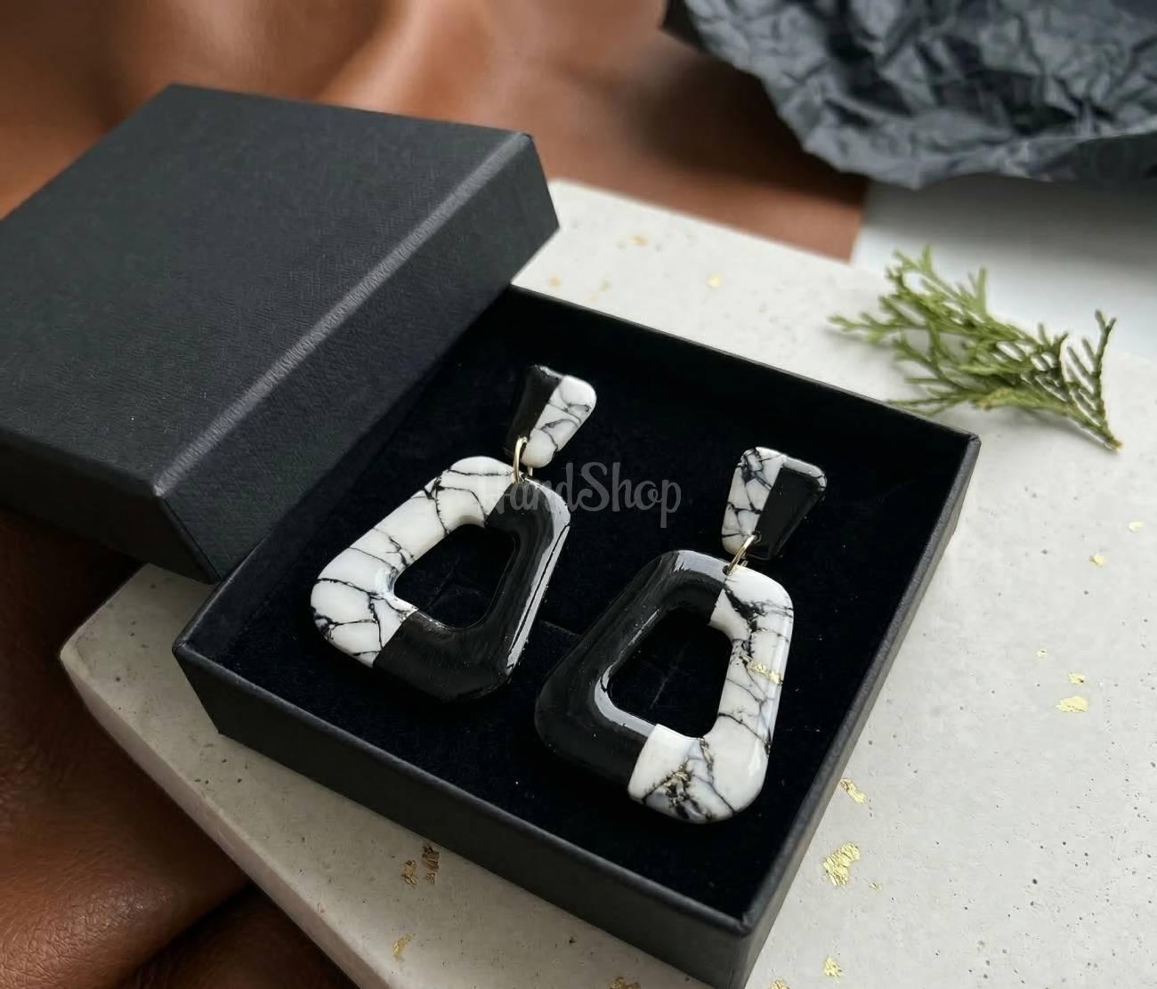 Стильні геометричні чорно-білі сережки з полімерної глини Стильні геометричні чорно-білі сережки з полімерної глини