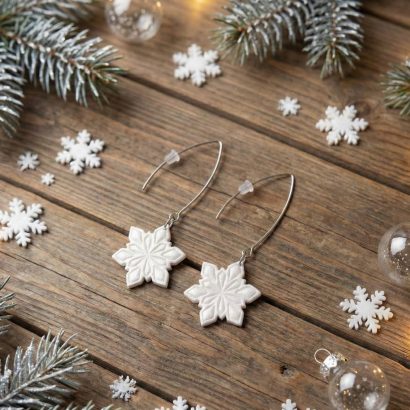 Жіночі святкові зимові сережки білі сніжинки полімерна глина