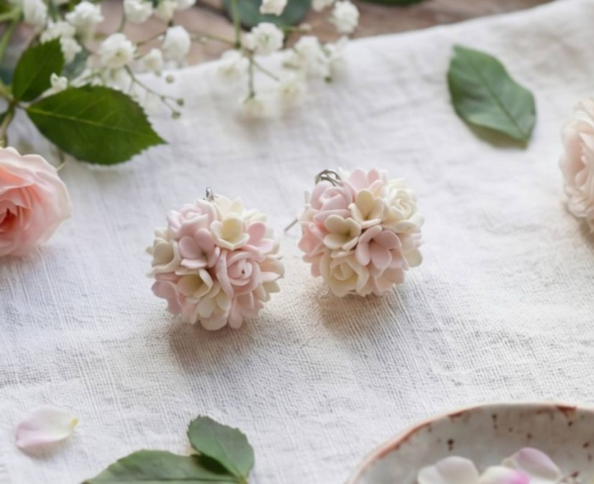 Ефектні сережки-кульки handmade з маленькими квітами - стильні літні аксесуари для сучасних модниць