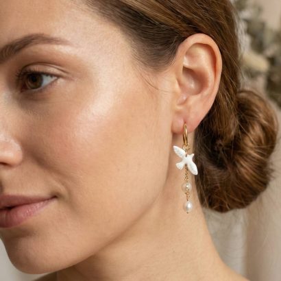 Стильні жіночі сережки білі голубки глина та річкові перли