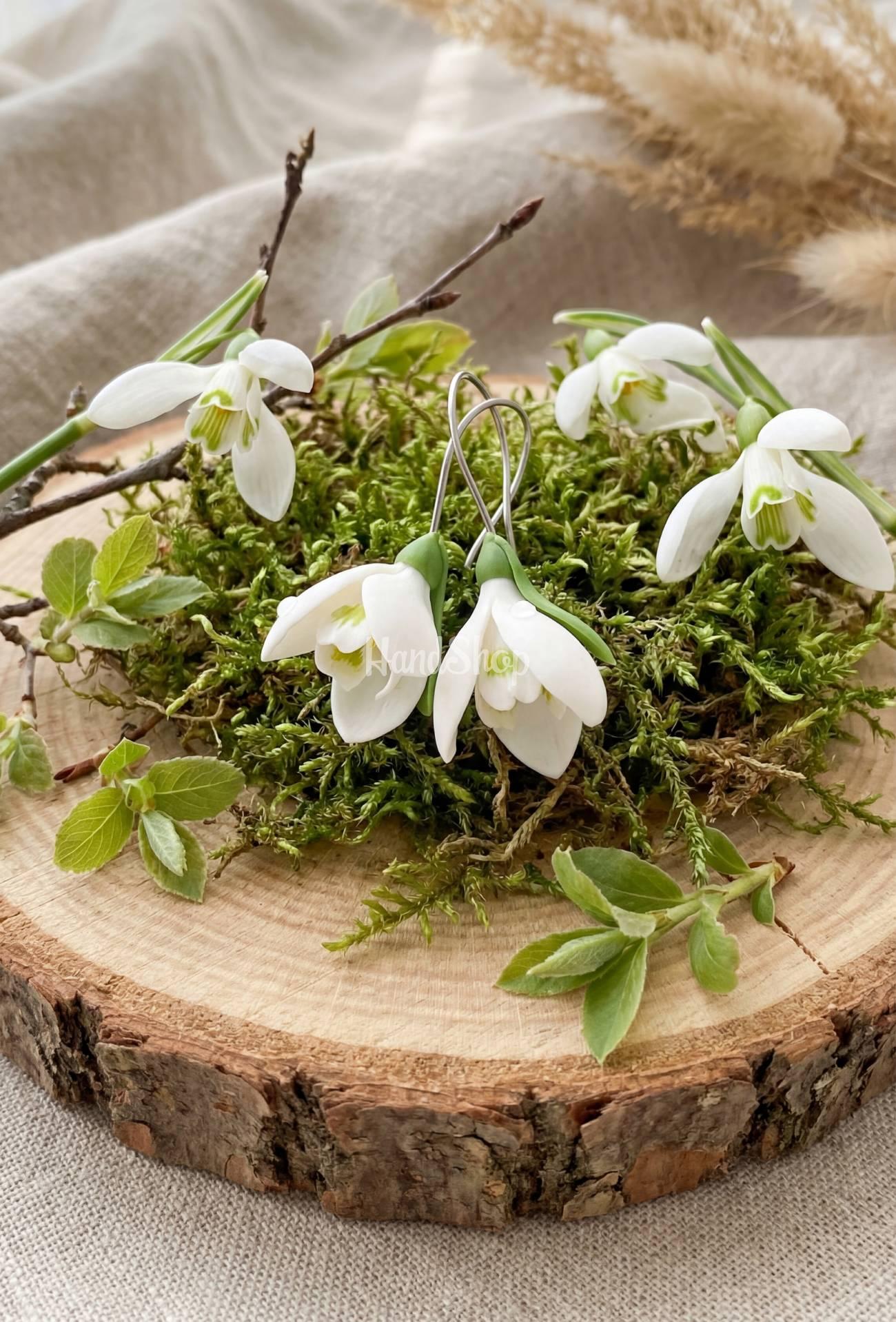 Жіночі сережки білі квіти підсніжники з полімерної глини Жіночі сережки білі квіти підсніжники з полімерної глини