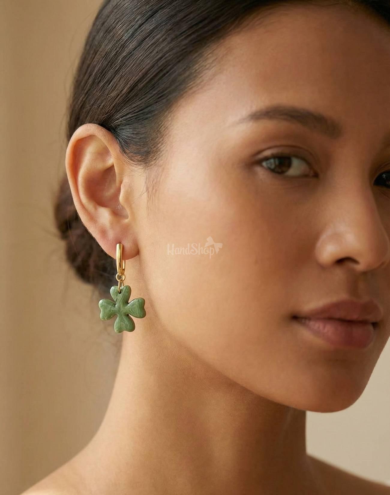 Жіночі сережки зелені листочки клевера полімерна глина Жіночі сережки зелені листочки клевера полімерна глина