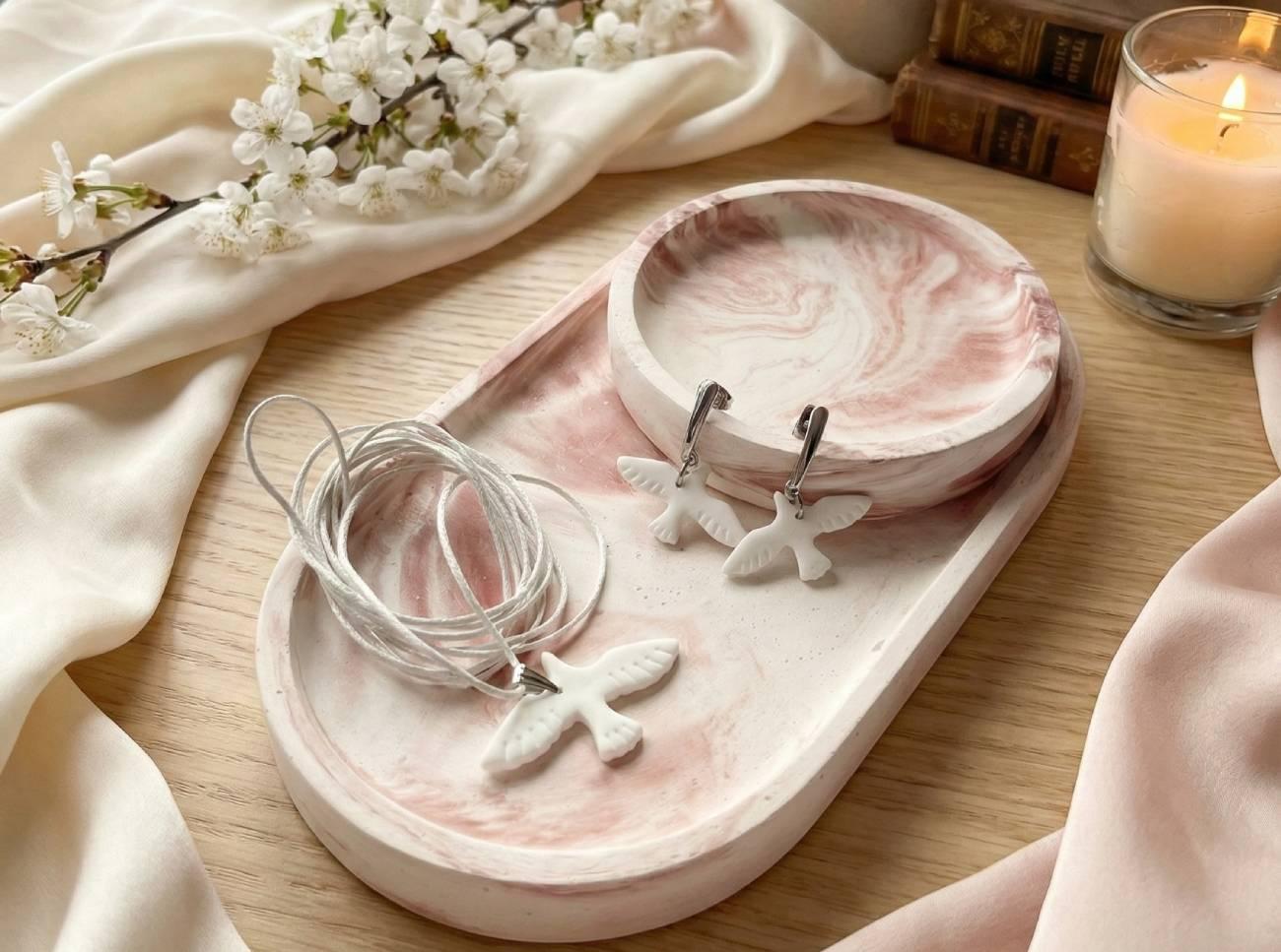 Набір прикрас сережки та кулон білі голубки глина Набір прикрас сережки та кулон білі голубки глина