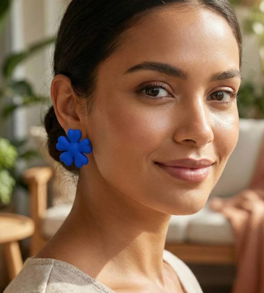 Жіночі авторські сережки об'ємні сині квіти глина