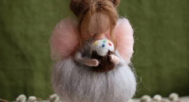 Авторська великодня лялечка підвіска фея з пасочкою: маленьке диво, що несе велике тепло