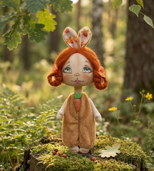 Лялька зайка весна у плюшевому комбінезоні з морквинкою