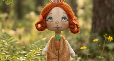 Великодній подарунок для дитини - міні-лялька ручної роботи дівчинка-зайка з розписаним личком, рудими косичками та плюшевим комбінезоном