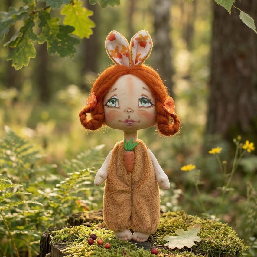 Великодній подарунок для дитини - міні-лялька ручної роботи дівчинка-зайка з розписаним личком, рудими косичками та плюшевим комбінезоном