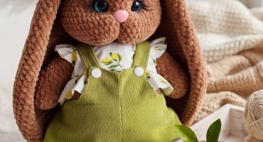 Великодній зайчик у трендових кольорах - коричнево-фісташкова гармонія у великодньому подарунку