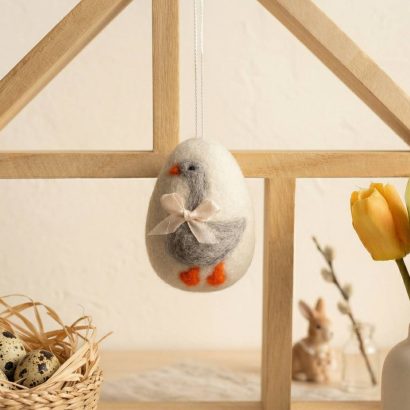 Великоднє яйце підвіска з сірою гусочкою та бантиком вовна