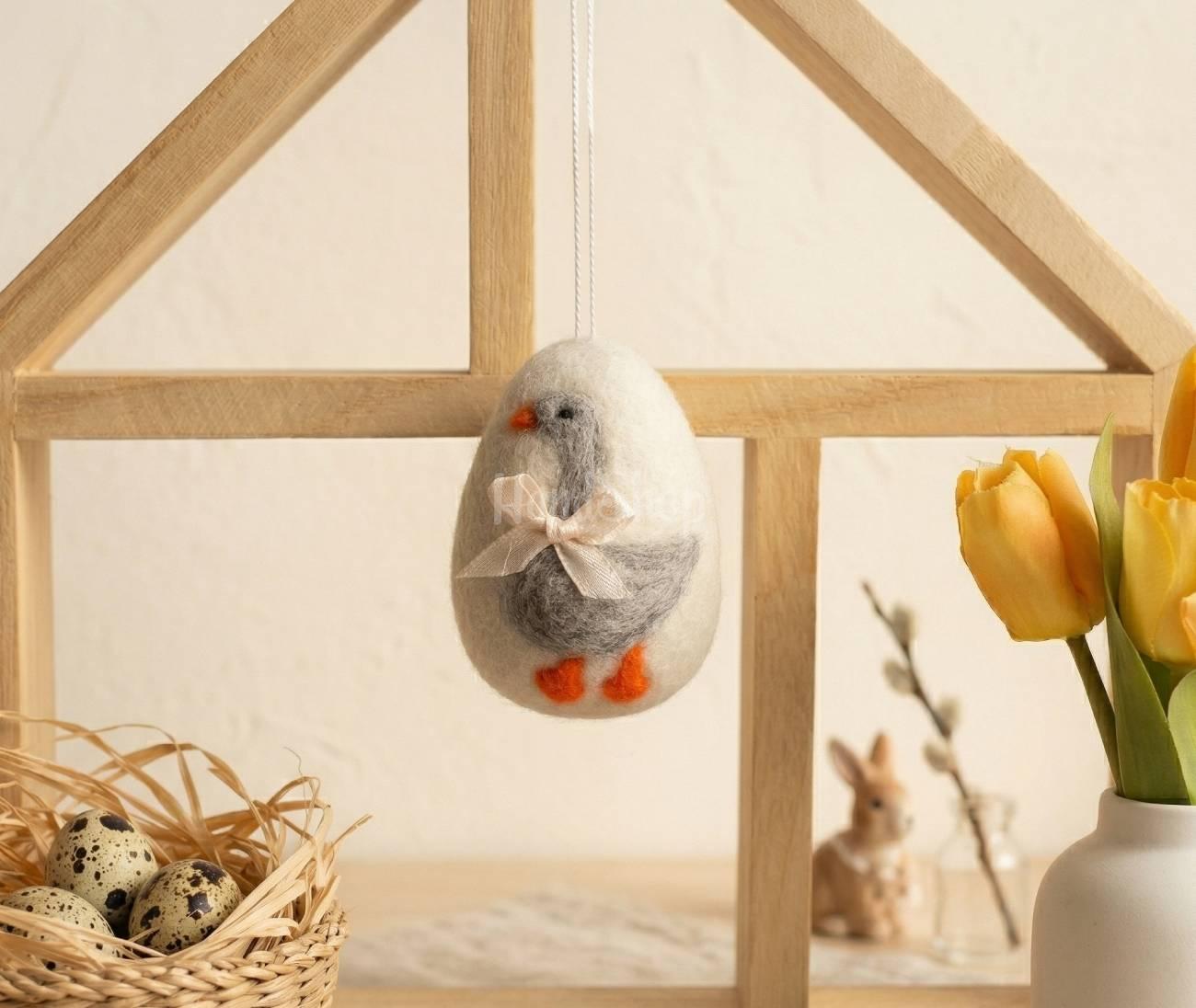 Великоднє яйце підвіска з сірою гусочкою та бантиком вовна Великоднє яйце підвіска з сірою гусочкою та бантиком вовна