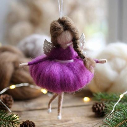Міні лялечка валяна з вовни підвіска ангел в пишній сукні