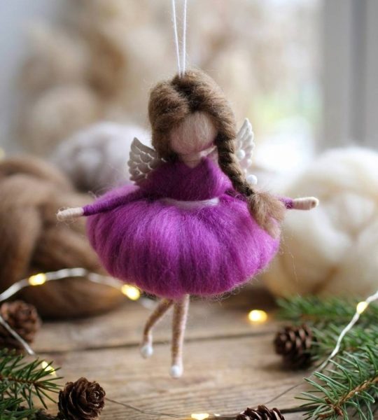 Міні лялечка валяна з вовни підвіска ангел в пишній сукні