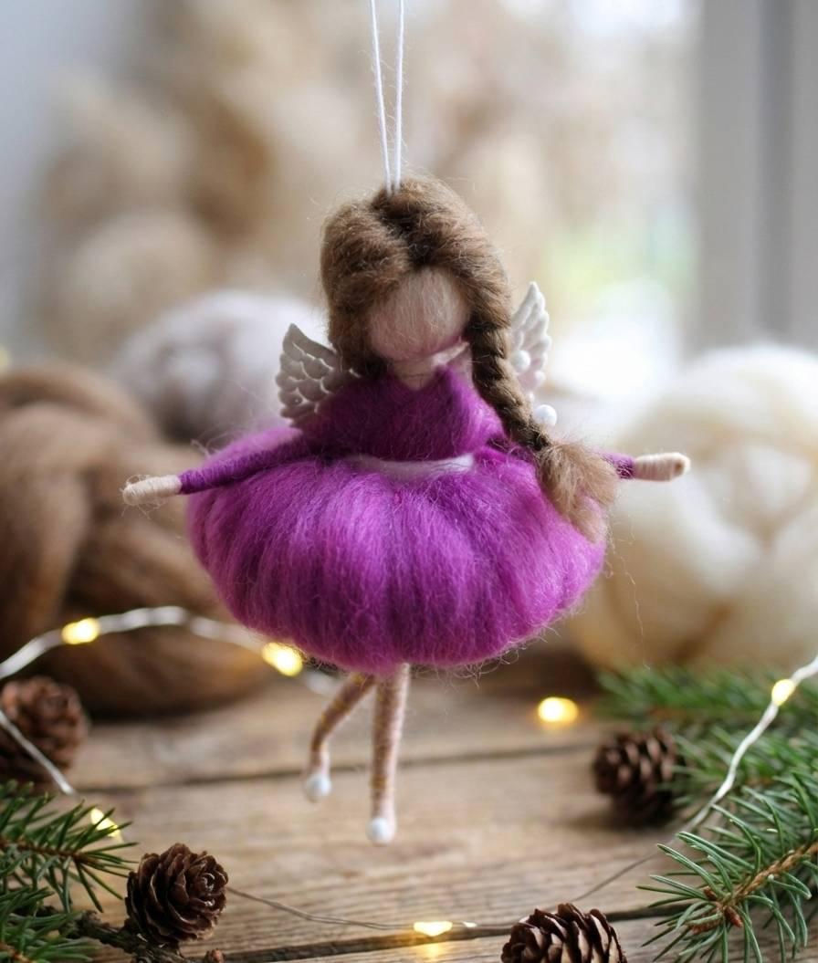 Міні лялечка валяна з вовни підвіска ангел в пишній сукні Міні лялечка валяна з вовни підвіска ангел в пишній сукні