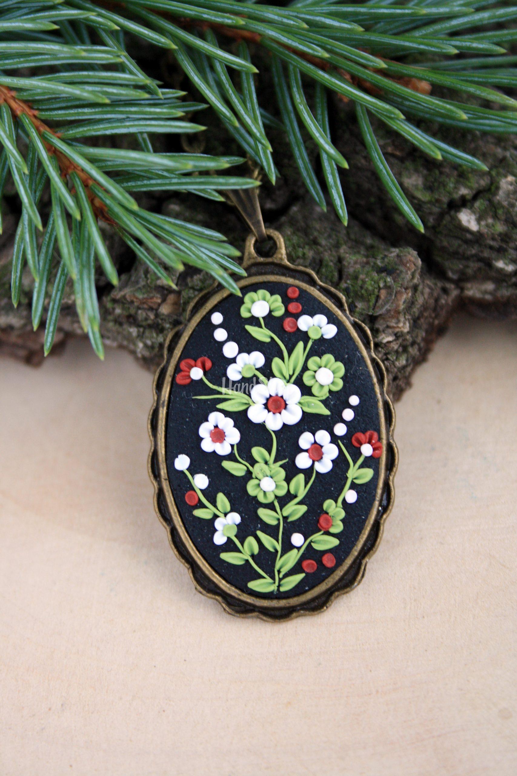 Овальный кулон Цветы