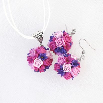 Комплект из глины серьги и кулон фиолетовые цветы