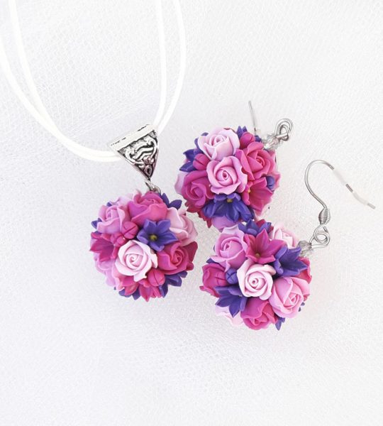 Комплект из глины серьги и кулон фиолетовые цветы