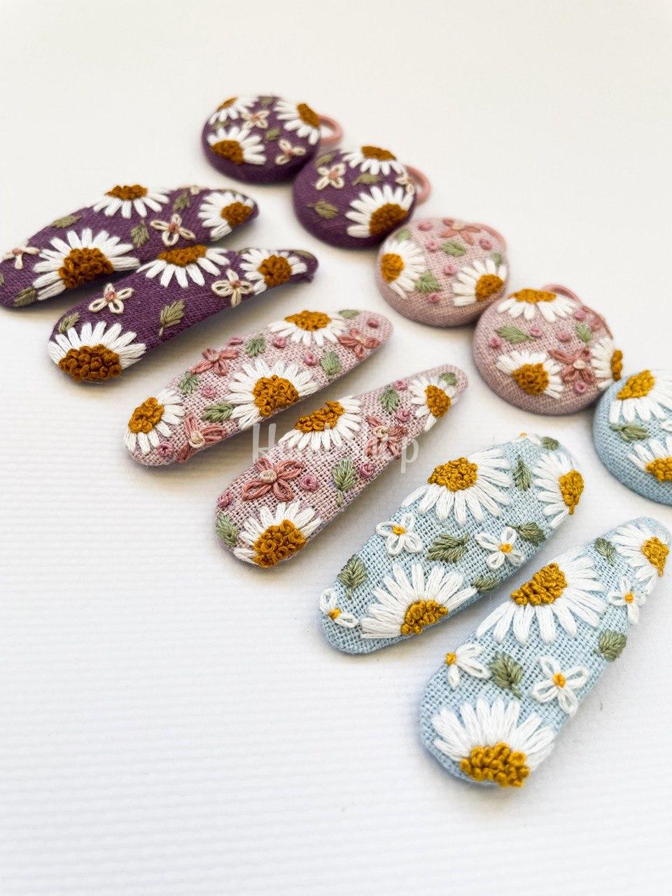 Заколки 2шт и резинки 2шт для волос вышивка ромашки Заколки 2шт и резинки 2шт для волос вышивка ромашки