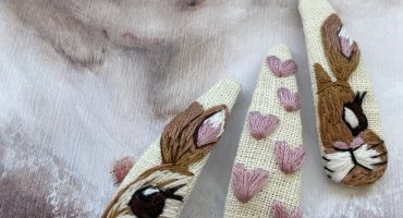 Зірковий стиль маленької принцеси: ексклюзивні дитячі заколки з ручною вишивкою рожеві сердечка та зайчики на натуральному льоні