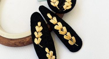 Серце України у красі: авторські чорні аксесуари для волосся з ручною вишивкої золотистих українських колосків