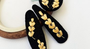 Вишуканість Свята: Заколка клік-клак та резинка для волосся з ручною вишивкою золоті українські колоски з натурального льону