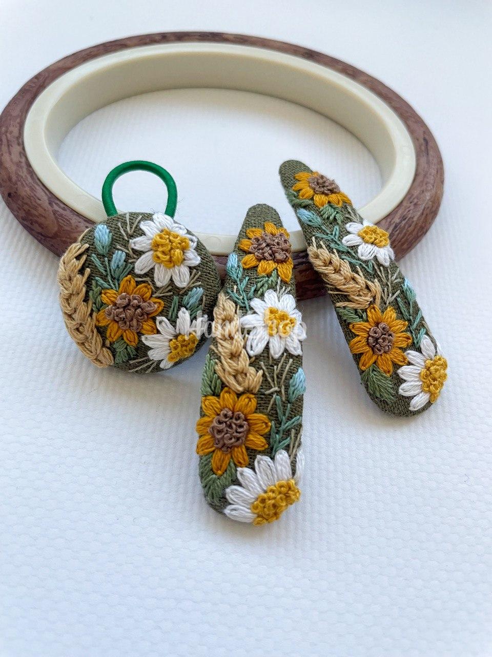 Заколки 2шт та резинки 1шт ручна вишивка квіти Ukraine Заколки 2шт та резинки 1шт ручна вишивка квіти Ukraine