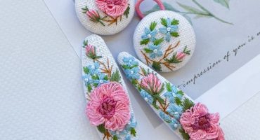 Квіткова елегантність: розкішна вишивка рожевих англійських троянд на заколках та резинках для волосся із натурального льону