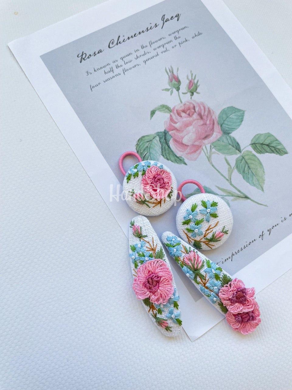 Заколки 2шт та резинки 2шт для волосся вишивка рожеві троянди Заколки 2шт та резинки 2шт для волосся вишивка рожеві троянди