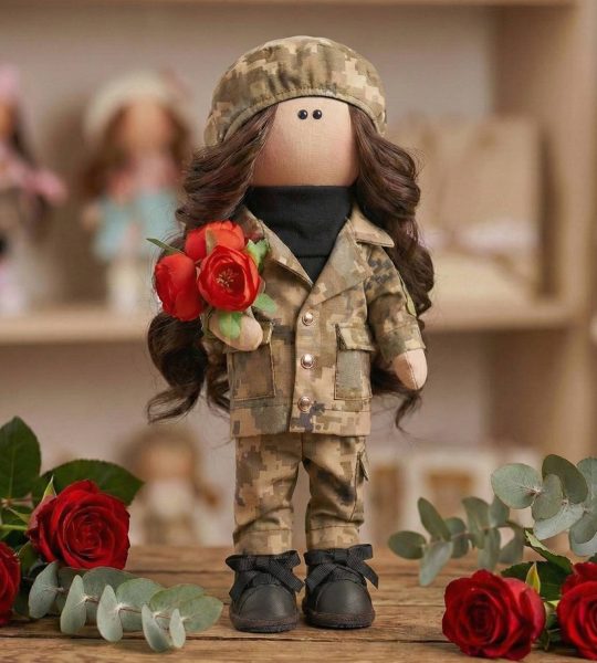 Сувенірна текстильна лялька захисниця військова, 37 см