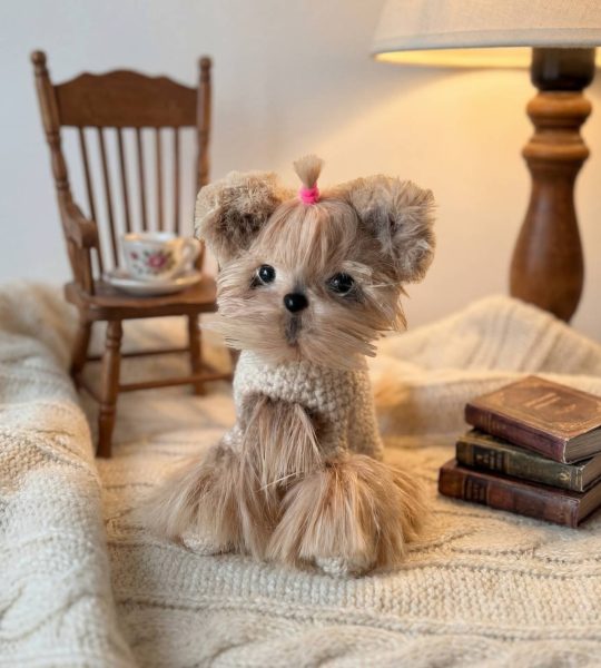 Авторська в'язана іграшка песик йоркширский терьер