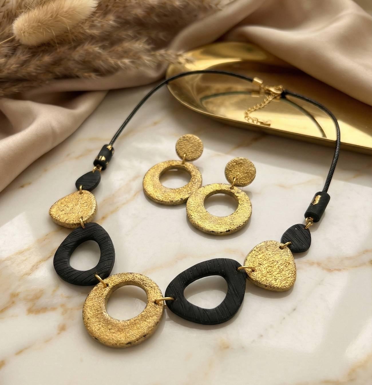 Набір прикрас сережки та намисто геометричне з глини Набір прикрас сережки та намисто геометричне з глини