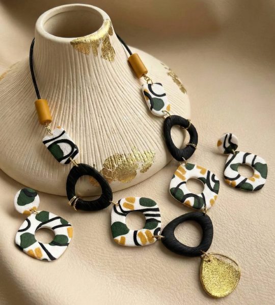 Набір жіночих прикрас сережки та намисто геометрія глина