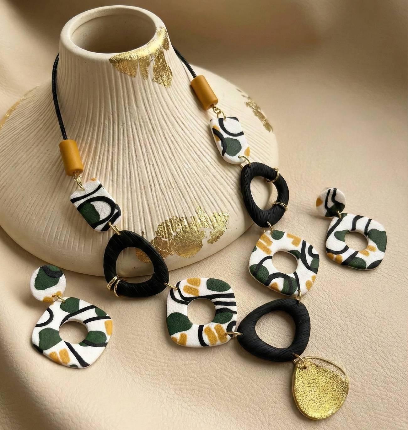 Набір жіночих прикрас сережки та намисто геометрія глина Набір жіночих прикрас сережки та намисто геометрія глина