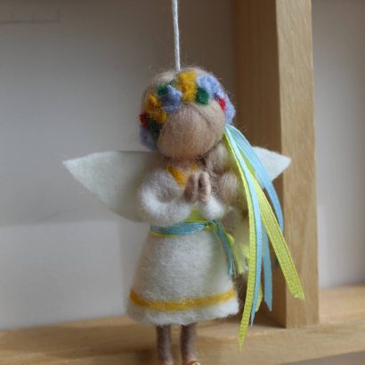 Сувенірна міні лялька підвіска янгол блондинка Ukraine