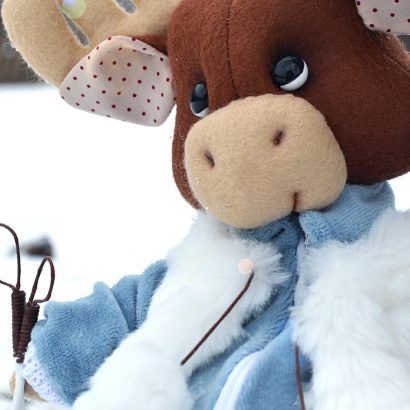 Игрушка мягкая лось в комбинезоне с лыжами