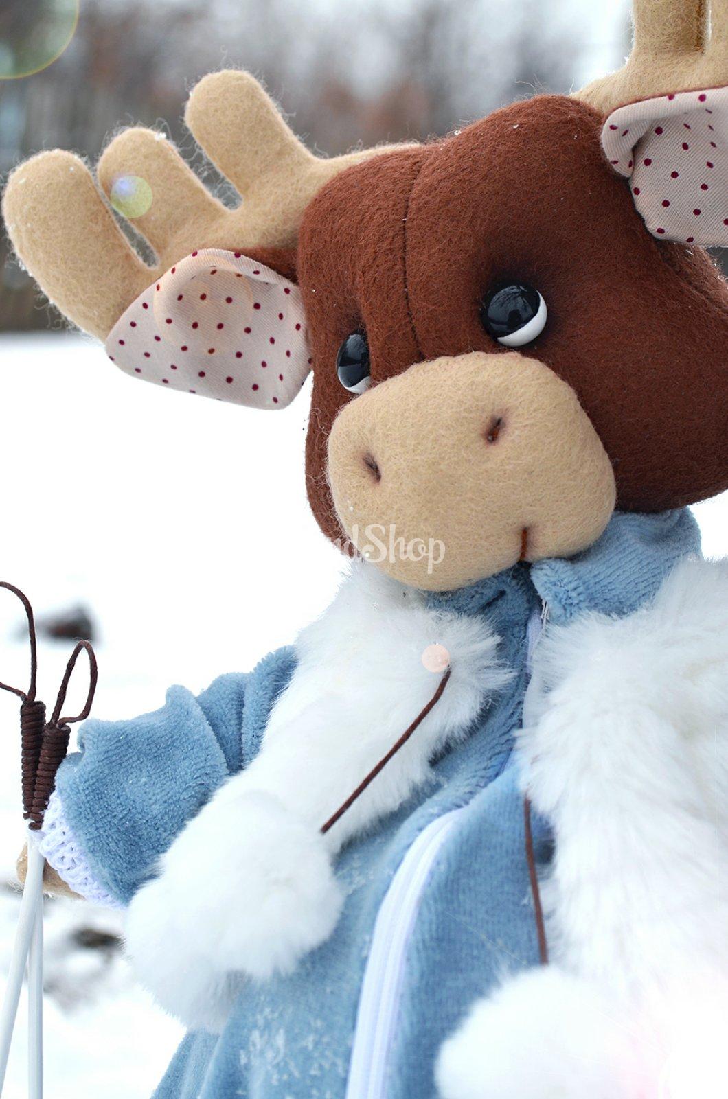 Игрушка мягкая лось в комбинезоне с лыжами Игрушка мягкая лось в комбинезоне с лыжами
