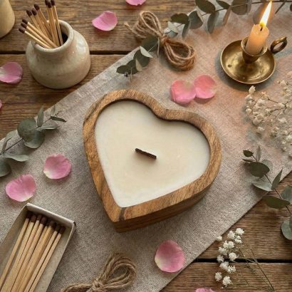 Авторська велика свічка серце з воску в дерев'яному кашпо