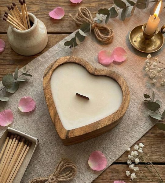 Авторська велика свічка серце з воску в дерев'яному кашпо
