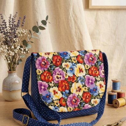 Жіноча сумочка з тканини на кнопці квіти фіалки