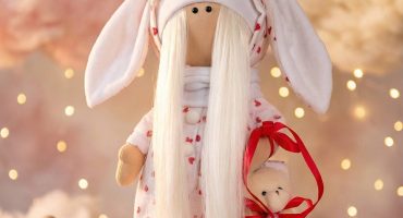 Інтер’єрна лялька валентинка у плюшевому комбінезоні з червоними сердечками - подарунок на День закоханих