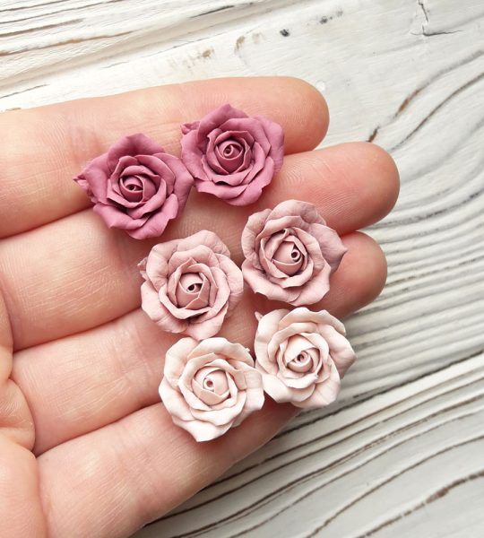 Серьги гвоздики розы цветы из полимерной глины