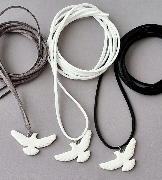 Стильний кулон голубка з полімерної глини, замшевий шнур на вибір!