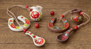 Чудовий презент для мами на День матері: авторська керамічна підвіска підкова з петриківським розписом