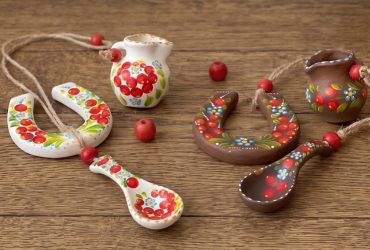 Чудовий презент для мами на День матері: авторська керамічна підвіска підкова з петриківським розписом