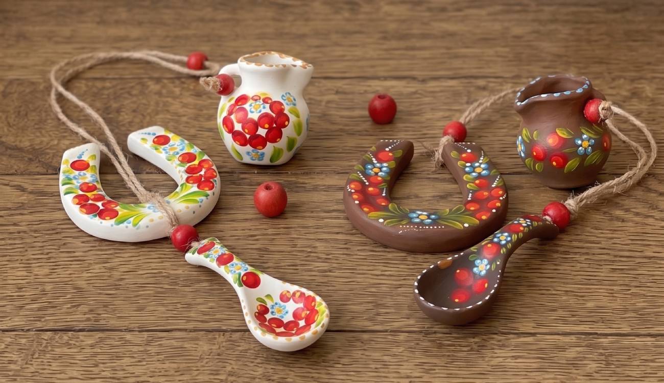 Чудовий презент для мами на День матері: авторська керамічна підвіска підкова з петриківським розписом