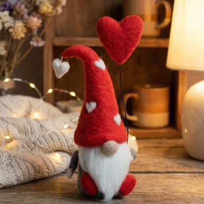 Сувенірний валяний гном валентин з сердечком із шерсті