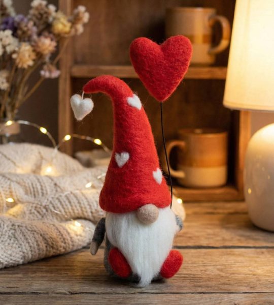 Сувенірний валяний гном валентин з сердечком із шерсті