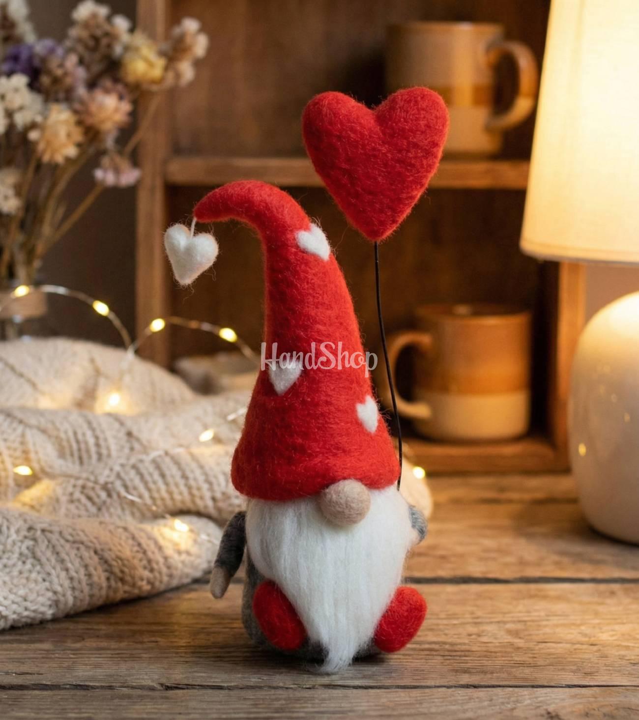 Сувенірний валяний гном валентин з сердечком із шерсті Сувенірний валяний гном валентин з сердечком із шерсті