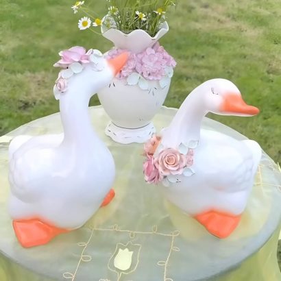 Сувенірна пара білі порцелянові гуси ручний розпис золотом, квіти глина