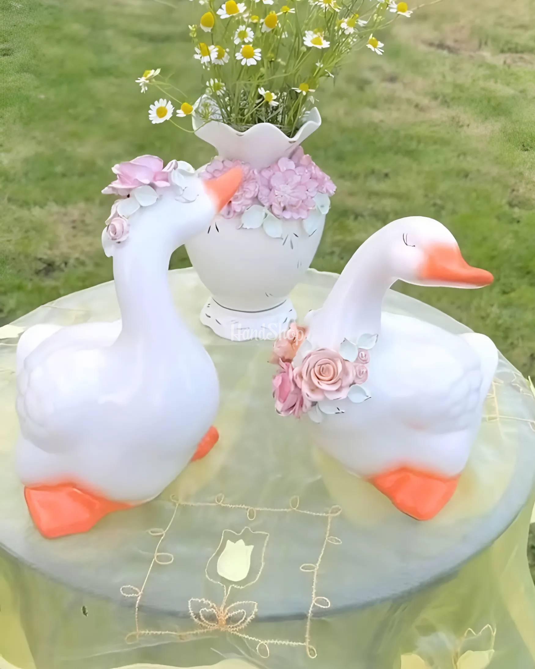 Сувенірна пара білі порцелянові гуси ручний розпис золотом, квіти глина Сувенірна пара білі порцелянові гуси ручний розпис золотом, квіти глина